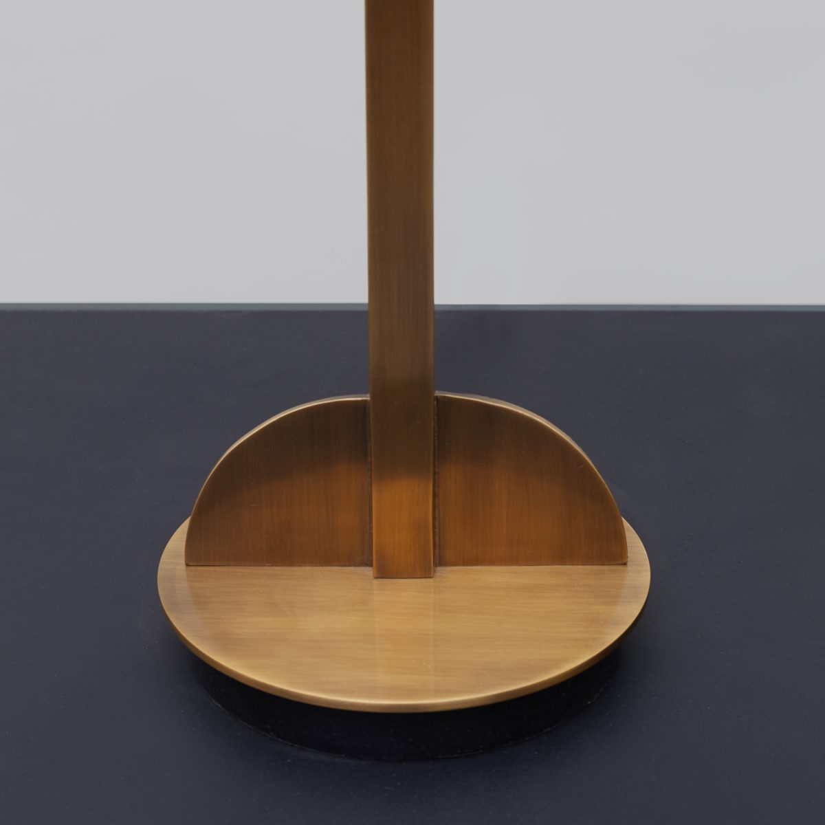 LINEAR TABLE LAMP - Image 2